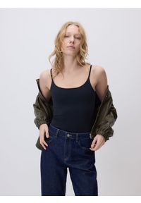 Reserved - Gładki top na ramiączkach - czarny. Kolor: czarny. Materiał: dzianina. Długość rękawa: na ramiączkach. Wzór: gładki #1