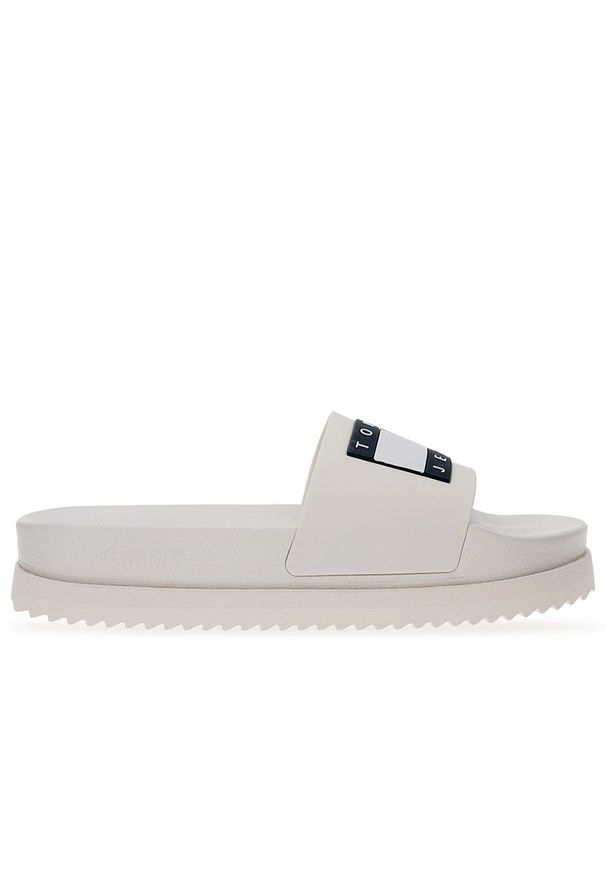 Klapki Tommy Jeans Elevated Flatform EN0EN02451-YBL - białe. Okazja: na plażę, na co dzień. Kolor: biały. Materiał: kauczuk, guma, materiał. Szerokość cholewki: normalna. Wzór: aplikacja. Sezon: lato. Sport: pływanie