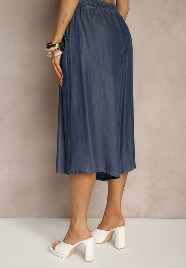 Renee - Granatowe Szerokie Szorty Bermudy z Ozdobnym Wiązaniem Terpio. Kolor: niebieski. Wzór: aplikacja. Styl: elegancki