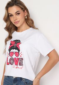 Born2be - Biało-Fuksjowy Bawełniany T-shirt z Nadrukiem z Przodu Sarilla. Kolor: różowy. Materiał: bawełna. Wzór: nadruk. Sezon: lato #1