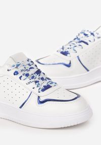 Renee - Biało-Niebieskie Sneakersy z Kolorowymi Sznurówkami i Metalicznymi Wstawkami Lania. Kolor: biały, niebieski. Wzór: kolorowy