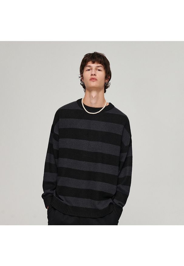 House - Sweter oversize w czarno-szare paski - Czarny. Kolor: czarny. Wzór: paski