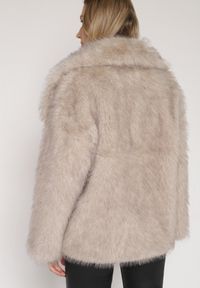 Born2be - Beżowa Kurtka Futerko o Dwurzędowym Kroju Oversize Nevisa. Okazja: do pracy, na spotkanie biznesowe. Kolor: beżowy. Materiał: futro. Sezon: zima, jesień. Styl: biznesowy #4