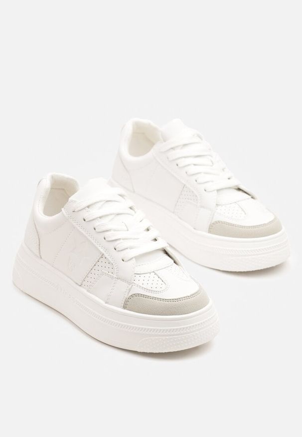 Renee - Białe Sneakersy Vices na Platformie z Gwiazdką Fenarra. Okazja: na co dzień. Kolor: biały. Materiał: jeans, skóra. Obcas: na platformie