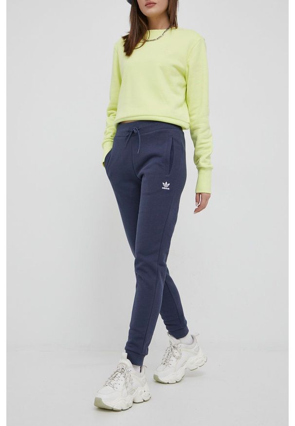 adidas Originals spodnie dresowe damskie kolor fioletowy gładkie. Kolor: fioletowy. Materiał: dresówka. Wzór: gładki