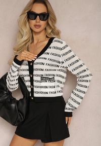 Renee - Biało-Czarny Krótki Kardigan z Napisami Fashion i Guzikami Winifa. Kolor: biały. Długość: krótkie. Wzór: napisy #5