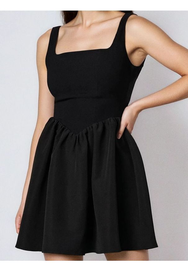 Sinsay - Sukienka na ramiączkach z dekoltem karo - czarny. Typ kołnierza: dekolt w karo. Kolor: czarny. Długość rękawa: na ramiączkach