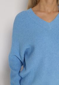 Born2be - Niebieski Sweter z Domieszką Kaszmiru z Dekoltem w Serek Feralaine. Okazja: na co dzień, na spotkanie biznesowe. Typ kołnierza: dekolt w serek. Kolor: niebieski. Materiał: kaszmir. Styl: biznesowy, klasyczny, casual, elegancki #5