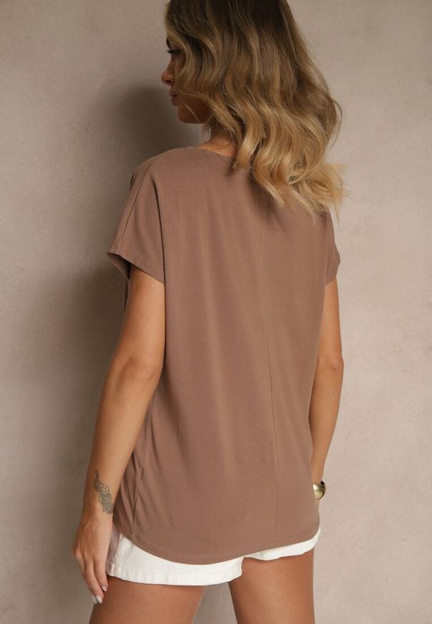 Renee - Ciemnobeżowy T-shirt z Bawełny z Dekoltem w Serek Linithiela. Typ kołnierza: dekolt w serek. Kolor: beżowy. Materiał: bawełna. Sezon: lato