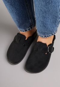 Renee - Czarne Kapcie Typu Chodaki na Podeszwie z Korka Ozdobione Klamrą Alanelle. Okazja: na co dzień. Zapięcie: klamry. Kolor: czarny. Materiał: jeans. Wzór: aplikacja. Styl: casual #7