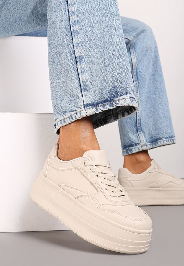 Renee - Beżowe Sneakersy na Platformie Ozdobionej Tłoczeniem Vaiviera. Okazja: na spacer, na co dzień. Kolor: beżowy. Materiał: jeans. Wzór: aplikacja. Obcas: na platformie. Sport: turystyka piesza