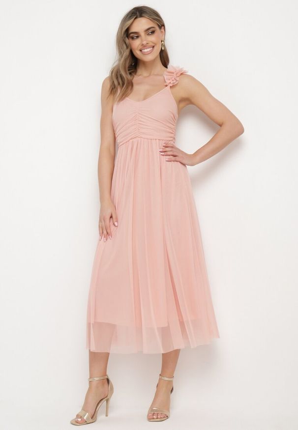 Born2be - Różowa Sukienka na Ramiączkach z Gumką w Talii i Falbanką Watalia. Okazja: na imprezę. Kolor: różowy. Materiał: materiał. Długość rękawa: na ramiączkach. Sezon: lato