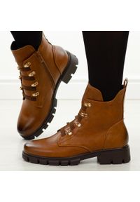 Camelowe trapery damskie M.Daszyński 23123-10. Okazja: na co dzień. Nosek buta: okrągły. Materiał: skóra. Szerokość cholewki: normalna. Sezon: zima, jesień. Styl: klasyczny, casual, elegancki #1