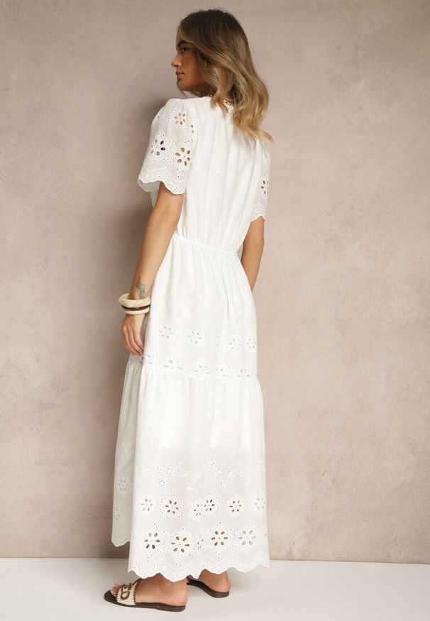 Renee - Biała Rozkloszowana Sukienka z Bawełny z Haftowanymi Zdobieniami w Stylu Boho Efrivina. Typ kołnierza: dekolt w kształcie V. Kolor: biały. Materiał: bawełna. Długość rękawa: krótki rękaw. Wzór: aplikacja, haft. Typ sukienki: rozkloszowane. Styl: boho