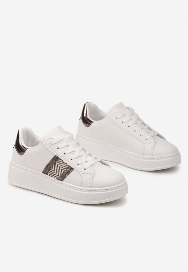 Renee - Białe Sneakersy z Metaliczną Wstawką na Grubej Podeszwie z Ozdobną Taśmą z Brokatem Qinessa. Kolor: biały