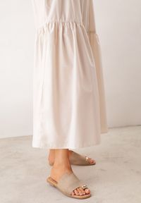 Renee - Ciemnobeżowe Płaskie Klapki VICES z Paskiem na Duży Palec i Metaliczną Ozdobą Nesassea. Okazja: na co dzień. Kolor: beżowy. Materiał: len, zamsz. Wzór: aplikacja. Sezon: lato. Styl: boho, elegancki, casual #8