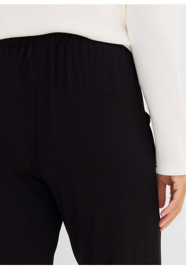 bonprix - Spodnie sportowe ze zrównoważonej wiskozy, dł. 7/8. Kolor: czarny. Materiał: wiskoza. Styl: sportowy