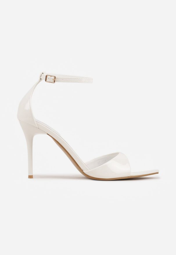 Renee - Białe Sandały ze Sprzączką wokół Kostki i Noskiem w Szpic z Lakierowanej Imitacji Skóry Santel. Okazja: na co dzień. Zapięcie: sprzączka. Kolor: biały. Materiał: skóra, lakier. Sezon: lato. Styl: casual, klasyczny, elegancki