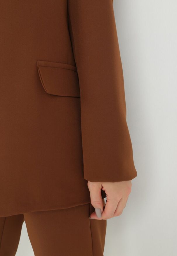Born2be - Brązowa Marynarka Oversize Niezapinana Basi. Kolor: brązowy. Materiał: tkanina