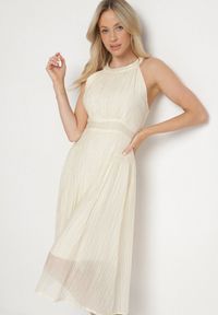 Born2be - Jasnobeżowa Rozkloszowana Sukienka z Tłoczonej Tkaniny z Wiązaniem z Tyłu Nimioretta. Okazja: na wesele, na ślub cywilny, na imprezę. Kolor: beżowy. Materiał: tkanina. Wzór: aplikacja. Typ sukienki: rozkloszowane. Styl: elegancki #1