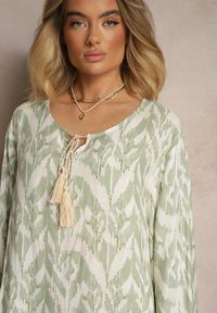 Renee - Zielona Wiskozowa Sukienka z Printem w Stylu Boho z Chwostami Erianea. Okazja: na co dzień. Kolor: zielony. Materiał: wiskoza. Długość rękawa: długi rękaw. Wzór: nadruk. Typ sukienki: proste. Styl: boho
