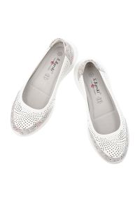 Półbuty damskie S.Barski, ze skóry naturalnej licowej ażurowa cholewka lekka podeszwa wygodne casual, białe, LR61-7036. Okazja: na co dzień. Kolor: biały. Materiał: skóra. Szerokość cholewki: normalna. Wzór: ażurowy. Styl: casual #7