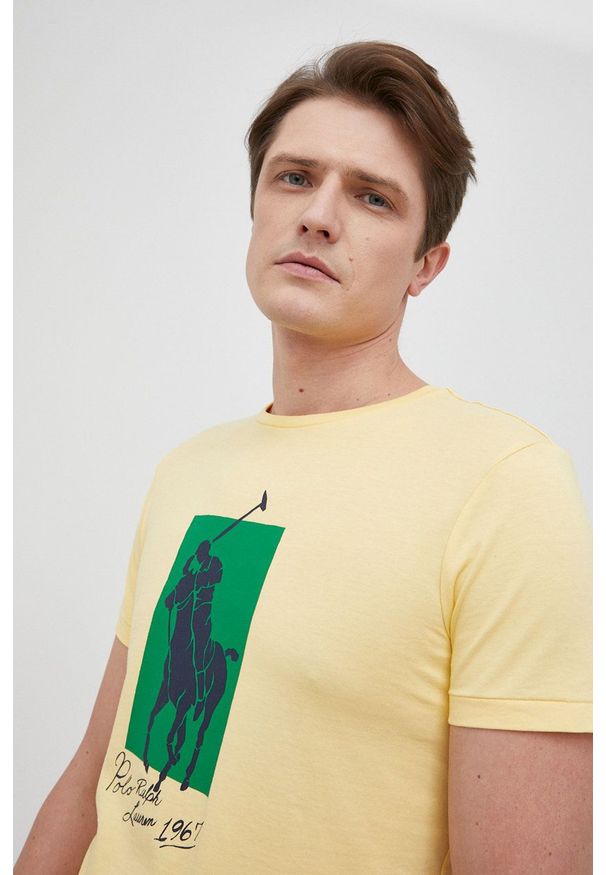 Polo Ralph Lauren t-shirt bawełniany kolor żółty z nadrukiem. Typ kołnierza: polo. Kolor: żółty. Materiał: bawełna. Wzór: nadruk