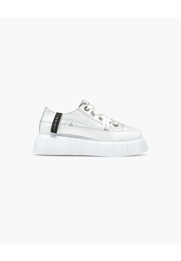 Inuikii LEATHER MATILDA LOW Sneakersy damskie. Okazja: na co dzień. Kolor: biały. Materiał: jeans, guma, skóra. Szerokość cholewki: normalna. Sezon: lato