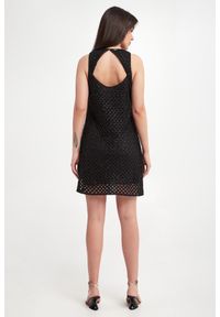 Twinset Milano - Sukienka ażurowa mini TWINSET. Wzór: ażurowy. Długość: mini