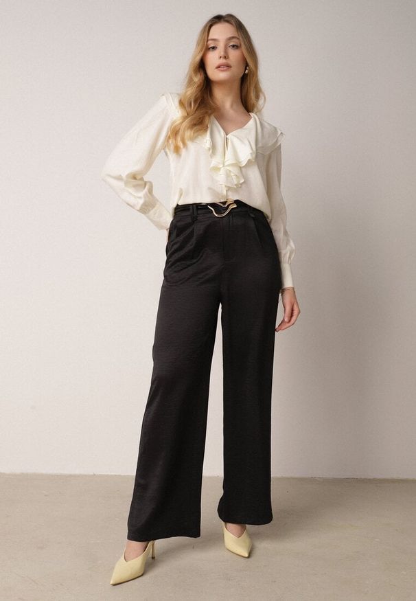 Born2be - Czarne Szerokie Spodnie z Wysokim Stanem z Domieszką Bawełny i Geometryczną Klamrą Syliteia. Okazja: na co dzień. Stan: podwyższony. Kolor: czarny. Materiał: bawełna. Wzór: geometria. Styl: casual