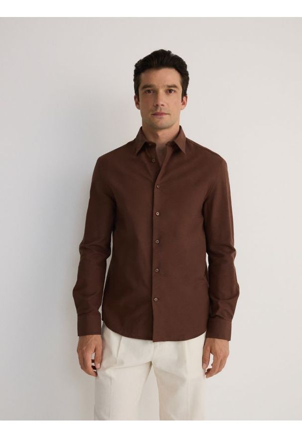 Reserved - Koszula regular z domieszką wiskozy - brązowy. Kolor: brązowy. Materiał: wiskoza