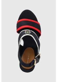 TOMMY HILFIGER - Tommy Hilfiger sandały RWB FEMININE WEDGE damskie kolor granatowy na koturnie. Zapięcie: klamry. Kolor: niebieski. Materiał: materiał, guma. Obcas: na koturnie #3
