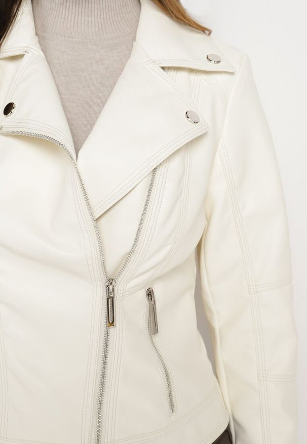 Born2be - Jasnobeżowa Kurtka Typu Ramoneska o Taliowanym Kroju z Kieszeniami Lorantha. Kolor: beżowy. Styl: klasyczny