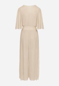 Born2be - Beżowy Plisowany Kombinezon o Kopertowym Kroju z Gumką w Talii Ameddie. Okazja: na co dzień. Kolor: beżowy. Styl: casual, elegancki #6