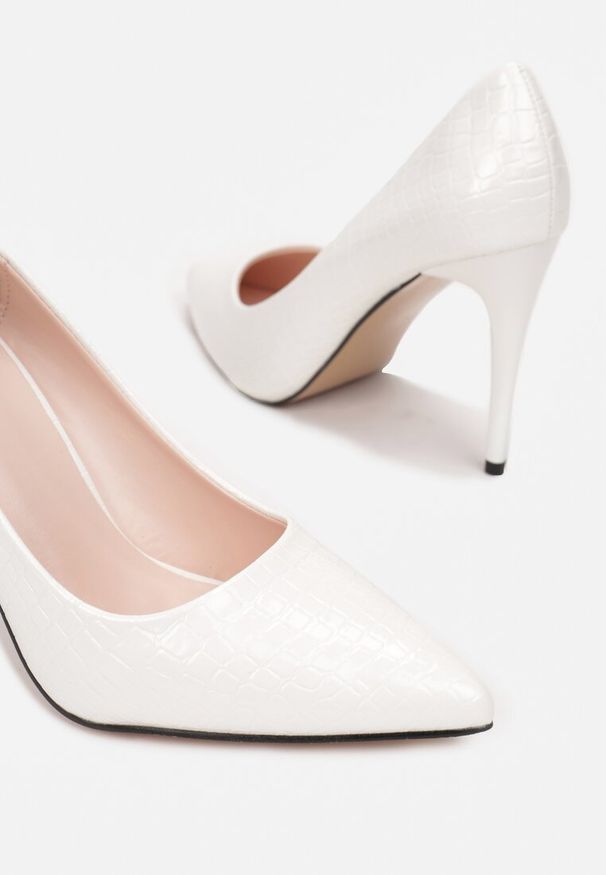 Renee - Białe Szpilki Hare. Nosek buta: szpiczasty. Zapięcie: bez zapięcia. Kolor: biały. Materiał: lakier, jeans, skóra. Wzór: aplikacja. Obcas: na szpilce. Styl: elegancki, klasyczny. Wysokość obcasa: średni