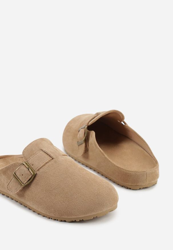 Born2be - Ciemnobeżowe Klapki Typu Mule z Imitacji Zamszu z Paskiem z Klamerką Anevitta. Okazja: na spacer, na co dzień. Kolor: beżowy. Materiał: zamsz. Styl: elegancki, casual, klasyczny