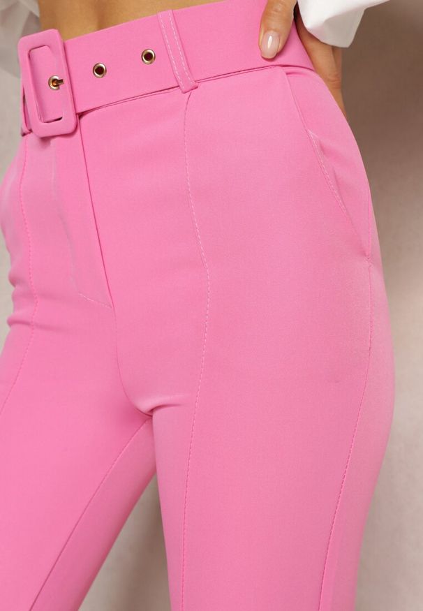 Renee - Różowe Dopasowane Spodnie Garniturowe High Waist z Paskiem w Talii Ozdobionym Klamrą Binah. Okazja: do pracy, na spotkanie biznesowe. Stan: podwyższony. Kolor: różowy. Długość: długie. Wzór: aplikacja. Styl: elegancki, biznesowy