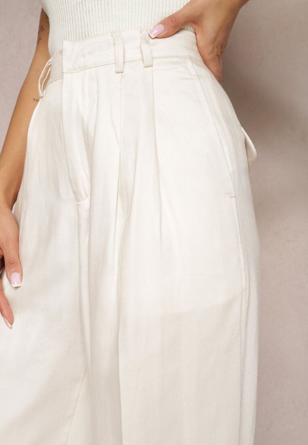 Renee - Jasnobeżowe Szerokie Spodnie High Waist z Kieszeniami Keanne. Okazja: na co dzień. Stan: podwyższony. Kolekcja: dla wysokich. Kolor: beżowy. Styl: casual