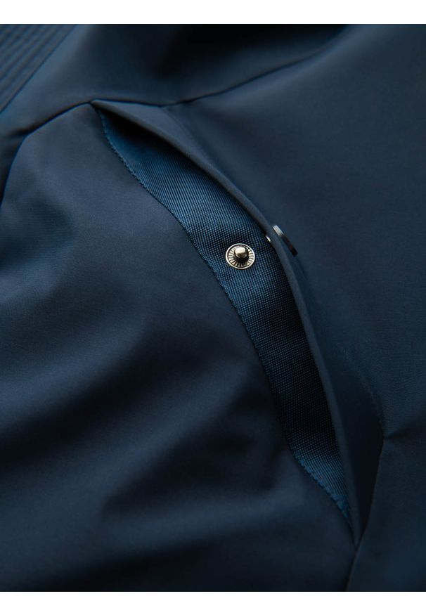 Ombre Clothing - Długa sezonowa kurtka męska w stylu outdoorowym – granatowa V2 - Rozmiar: L. Typ kołnierza: kaptur. Kolor: niebieski. Materiał: guma, tkanina, poliester, materiał, syntetyk. Długość: długie. Wzór: aplikacja