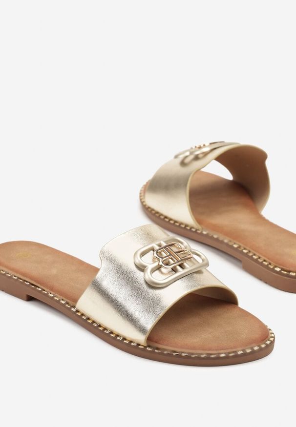 Born2be - Złote Klapki na Płaskiej Podeszwie z Metaliczną Aplikacją Mirisana. Okazja: na co dzień. Kolor: złoty. Wzór: aplikacja. Obcas: na płaskiej podeszwie. Styl: elegancki, casual, klasyczny