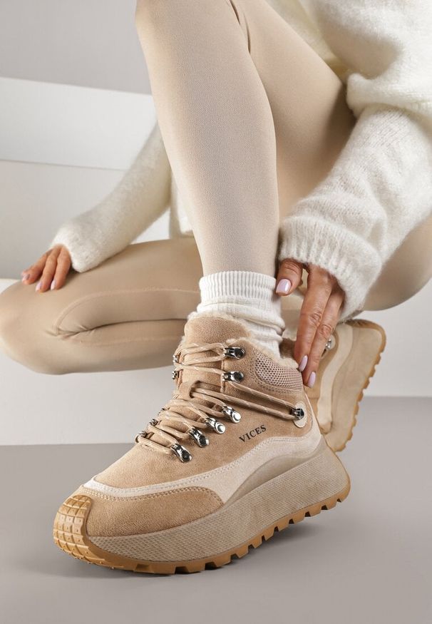 Renee - Ciemnobeżoiwe Sneakersy Śniegowce Vices na Platformie w Sportowym Stylu Nelsella. Okazja: na co dzień, na spacer. Kolor: beżowy. Materiał: jeans. Szerokość cholewki: normalna. Obcas: na platformie. Sport: turystyka piesza