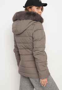 Born2be - Ciemnoszara Pikowana Kurtka o Taliowanym Kroju z Kapturem z Futerkiem Tinessa. Okazja: na spacer, na co dzień. Typ kołnierza: kaptur. Kolor: szary. Materiał: futro. Sezon: zima. Styl: casual #7