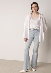 Born2be - Biały Bawełniany Top na Ramiączkach z Ozdobną Koronką przy Dekolcie Berlisa. Okazja: na co dzień, na spotkanie biznesowe. Kolor: biały. Materiał: bawełna, koronka. Długość rękawa: na ramiączkach. Wzór: koronka. Styl: casual, biznesowy, elegancki #5