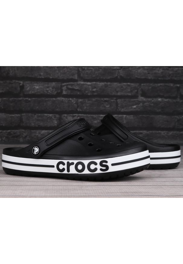 Klapki męskie sportowe Crocs CROCBAND. Kolor: biały, czarny, wielokolorowy. Styl: sportowy