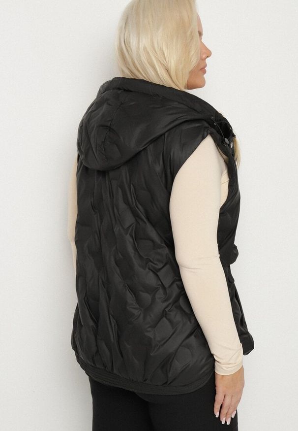 Born2be - Czarna Kamizelka Pikowana z Ozdobnymi Kieszonkami z Kapturem Embia. Okazja: na co dzień, na spacer. Typ kołnierza: kaptur. Kolekcja: plus size. Kolor: czarny. Materiał: jeans. Sezon: jesień. Styl: casual, elegancki