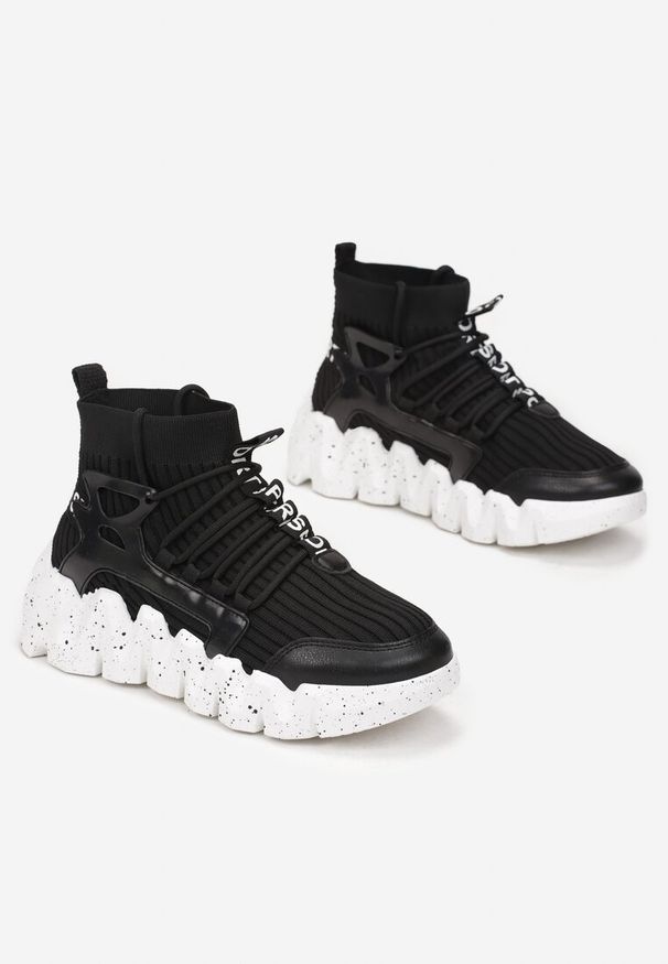 Born2be - Czarne Sneakersy Andrassa. Okazja: na co dzień. Zapięcie: bez zapięcia. Kolor: czarny. Materiał: materiał. Szerokość cholewki: normalna. Wzór: napisy, aplikacja. Obcas: na platformie