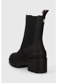 TOMMY HILFIGER - Tommy Hilfiger sztyblety RUBBERIZED MID HEEL BOOT damskie kolor czarny na słupku FW0FW07520. Nosek buta: okrągły. Kolor: czarny. Materiał: materiał, włókno, guma. Obcas: na słupku. Wysokość obcasa: średni #5