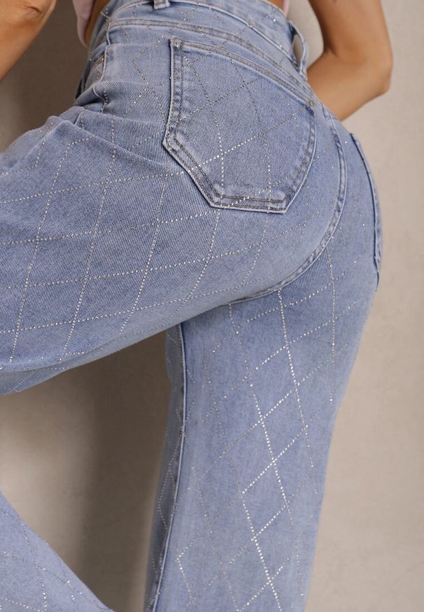 Renee - Niebieskie Jeansy Szerokie Ozdobione Cyrkoniami z Bawełną Nelkio. Okazja: na co dzień. Stan: podwyższony. Kolor: niebieski. Wzór: aplikacja. Styl: elegancki, casual