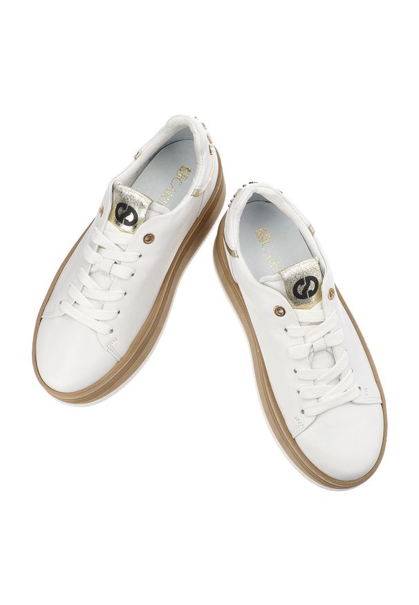 Białe Sneakersy Carinii Eleganckie Buty Damskie Na Platformie. Okazja: na co dzień. Kolor: biały. Szerokość cholewki: normalna. Wzór: aplikacja. Obcas: na platformie. Styl: elegancki