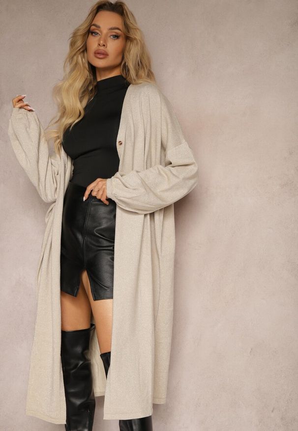 Renee - Beżowy Kardigan z Wiskozą o Długim Kroju Zapinany na Guziki z Metaliczną NIcią Arkaria. Okazja: na co dzień, do pracy, na spotkanie biznesowe. Kolor: beżowy. Materiał: wiskoza. Długość: długie. Styl: biznesowy, klasyczny, casual, elegancki